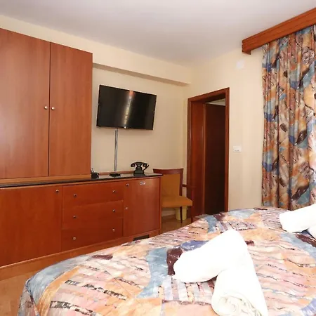 Tade Guest house